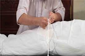  ما حكم كتابة بعض الآيات والأذكار على الكفن؟