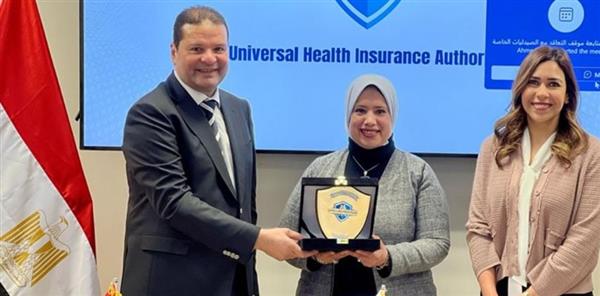 "التأمين الصحي الشامل" تُكرم المديرة السابقة لفرع الهيئة في بورسعيد