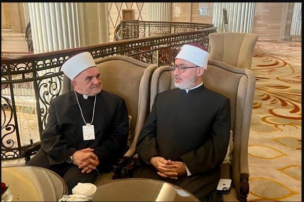 مفتي الجمهورية يلتقي نظيرَه الصربي في أبو ظبي لبحث سُبُل تعزيز التعاون