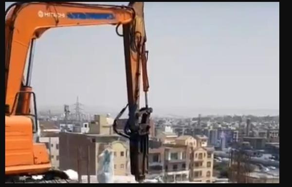 محافظة القاهرة تواصل أعمال إزالة الأدوار العليا المخالفة بالمقطم