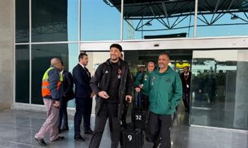 توافد لاعبو الأهلي على مطار القاهرة استعدادا للسفر إلى جنوب إفريقيا