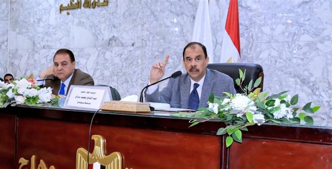 محافظ سوهاج يبحث استعدادات المحافظة لاستقبال أعياد القيامة وشم النسيم 