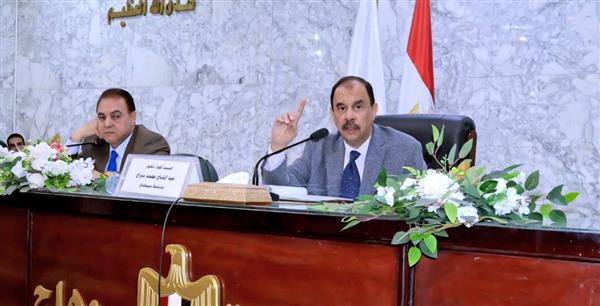 محافظ سوهاج يبحث استعدادات المحافظة لاستقبال أعياد القيامة وشم النسيم