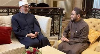 مفتي الجمهورية يلتقي مفتي سنغافورة في أبو ظبي لبحث سُبُل تعزيز التعاون وتبادل الخبرات