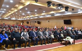   محافظ بورسعيد يلتقي "الإخوة الأقباط" العاملين بالديوان العام والأحياء