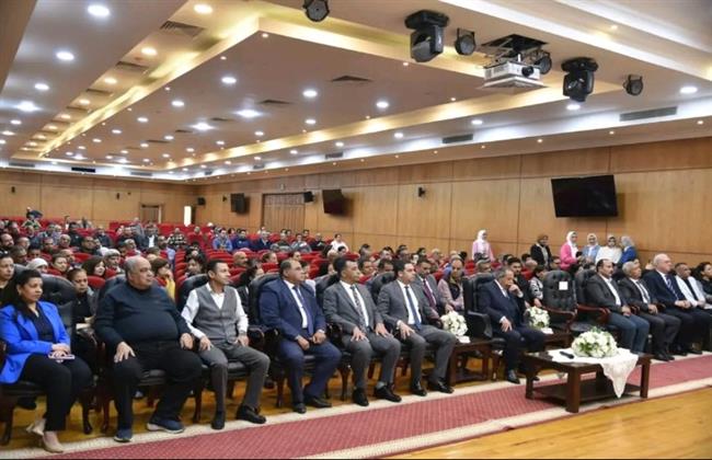 محافظ بورسعيد يلتقي "الإخوة الأقباط" العاملين بالديوان العام والأحياء
