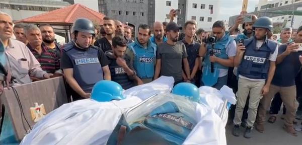 وقفة لمئات الصحفيين الفرنسيين تنديدا باستشهاد زملائهم الفلسطينيين في غزة