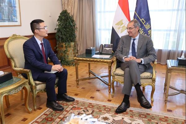 وزير الاتصالات يستعرض مع رئيس هواوي  الخطط التوسعية للشركة في مصر