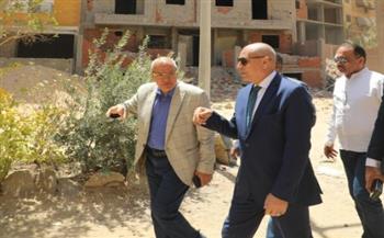   محافظ القاهرة يشرف على أعمال إزالة الأدوار العليا المخالفة لـ 6 عقارات بالمقطم