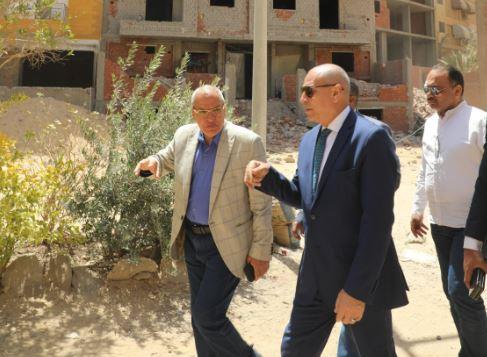 محافظ القاهرة يشرف على أعمال إزالة الأدوار العليا المخالفة لـ 6 عقارات بالمقطم