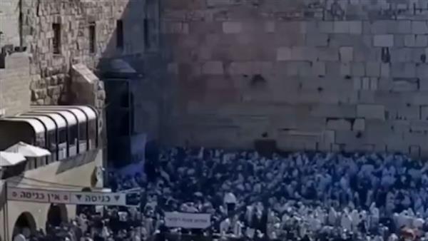 صلوات تلمودية ورقصات استفزازية من الإسرائيليين.. ماذا يحدث بالمسجد الأقصى؟