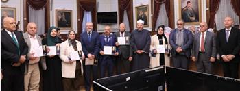  محافظ القاهرة يكرم الأمهات المثاليات وحفظة القرآن الكريم