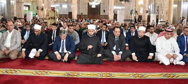 بحضور وزير الأوقاف.. محافظ الإسكندرية وسفير الكويت يؤدون صلاة الجمعة