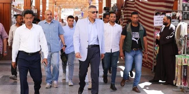 محافظ أسوان يؤكد الاستمرار على مستوى النظافة والانضباط بالسوق السياحي
