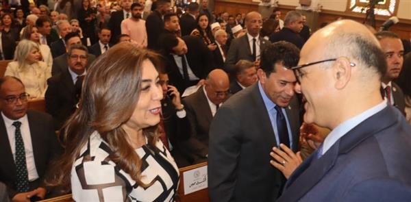 محافظ القليوبية يشارك الأقباط فرحة عيد القيامة بالكنيسة الإنجيلية بمصر الجديدة