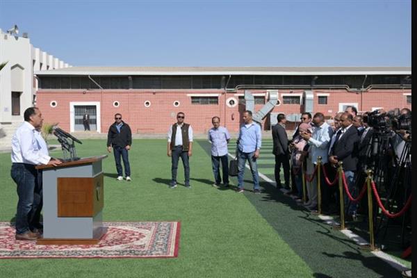 مدبولي يجري جولة بعدد من المصانع بمدينة العاشر من رمضان
