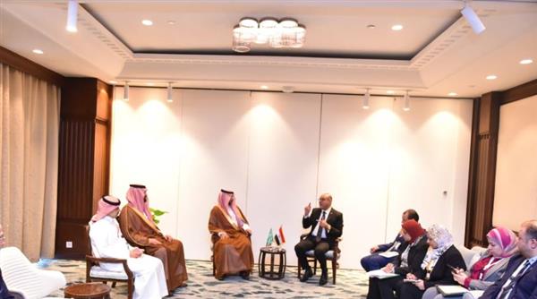 وزير العمل يلتقي نائب وزير الموارد البشرية والتنمية الاجتماعية للعمل السعودي