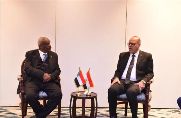 وزير العمل يناقش مع نظيره السوداني تفعيل التعاون المشترك