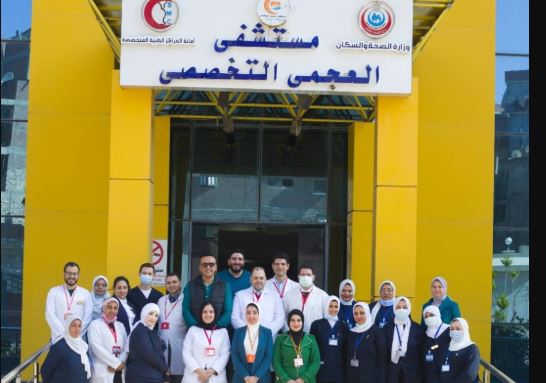 نائب وزير الصحة يشيد بمستشفى العجمي التخصصي ويصرف مكافأة للعاملين بها