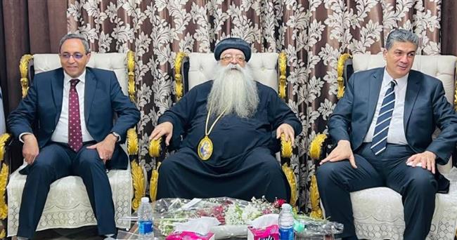 محافظ قنا يقدم التهنئة لأقباط دشنا بمناسبة عيد القيامة المجيد