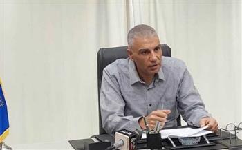   محافظ أسوان يكلف لجنة لمعاينة الهبوط الأرضي المفاجئ في طريق توشكى