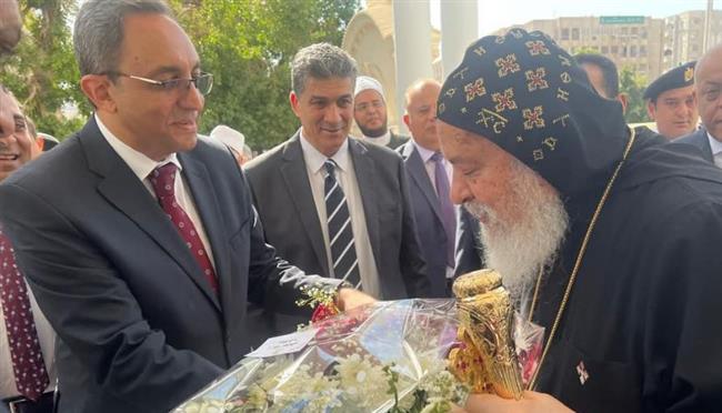 بالصور .."عبدالحليم" يختتم جولته الكنسية بقنا  بتهنئة أقباط المدينة بعيد القيامة المجيد
