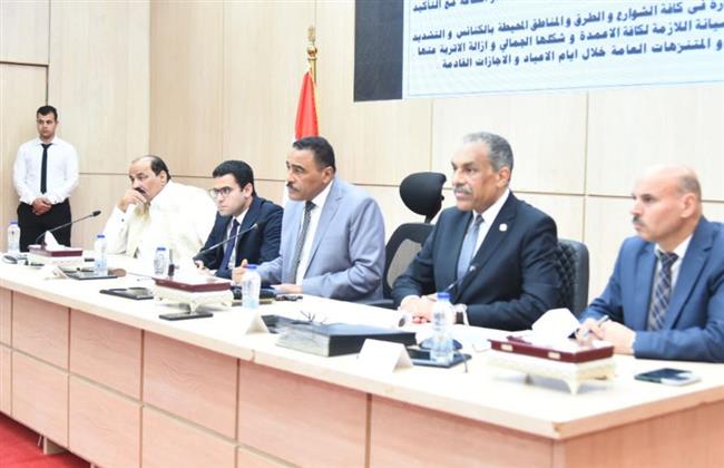 محافظ مطروح يوجه بزيادة أعداد سيارات نقل مياه الشرب بمدن السلوم والنجيلة