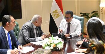   وزير الصحة يبحث دعم الأطباء وتطوير برامج التدريب وبيئة العمل