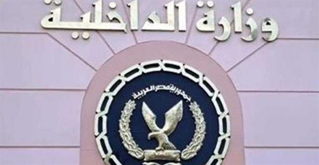 كشف ملابسات سماح سائق لعدد من الأطفال بالجلوس أعلى السيارة 