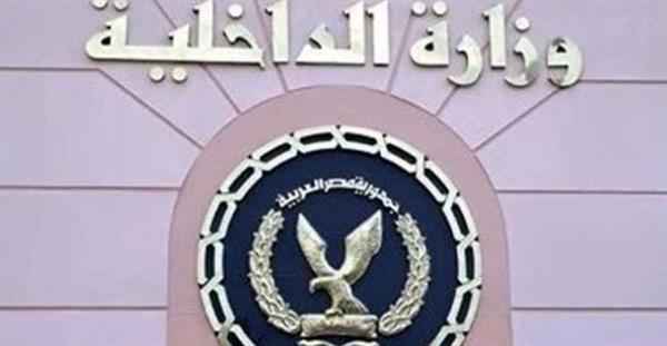كشف ملابسات سماح سائق لعدد من الأطفال بالجلوس أعلى السيارة