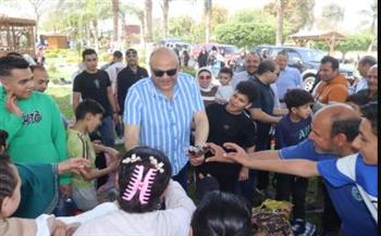   محافظ القليوبية يشارك المواطنين الاحتفال بشم النسيم 