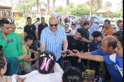 محافظ القليوبية يشارك المواطنين الاحتفال بشم النسيم