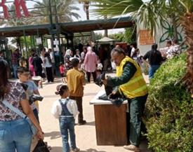   محافظة الجيزة توزّع أكياسًا بلاستيكية مجانًا على روّاد الحدائق والمتنزهات 