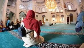 هل تأثم المرأة عند دخول المسجد دون الحجاب؟