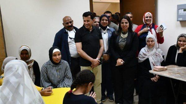 وزير الرياضة يتفقد المنشآت داخل نادي شلاتين