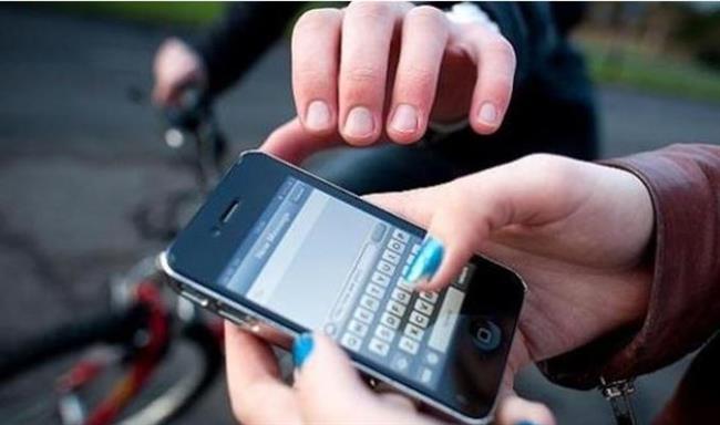 ضبط شخص لقيامه بسرقة هاتف محمول من فتاة بالقاهرة