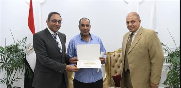 "عبدالحليم" يُكرِّم معلمي التربية الرياضية بمدرسة الشهيد نصاري