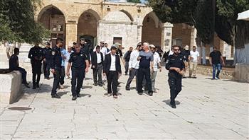   عشرات المستوطنون يقتحمون باحات المسجد الأقصي بحماية شرطة الاحتلال