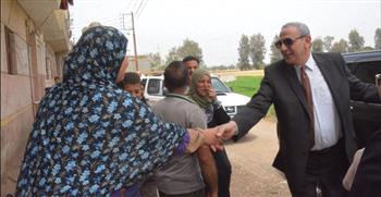   الجندي يتجول في شوارع قرية“أشناواي”بمركز السنطة ويصافح المواطنين ويستمع لشكاواهم