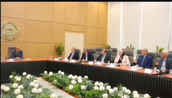 وزير الكهرباء  يواصل مراجعة الإجراءات الخاصة بتأمين التغذية الكهربائية خلال فصل الصيف
