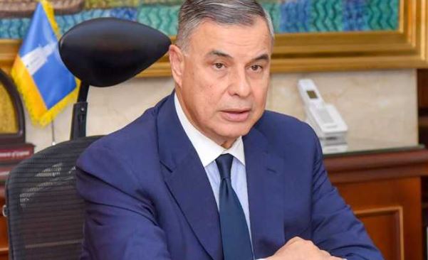 محافظ الإسكندرية يضع إكليل الزهور على النصب التذكاري للشهداء