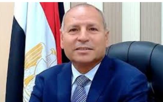 محافظ القاهرة يضع إكليلًا من الزهور على مقابر شهداء المنطقة العسكرية بالخفير