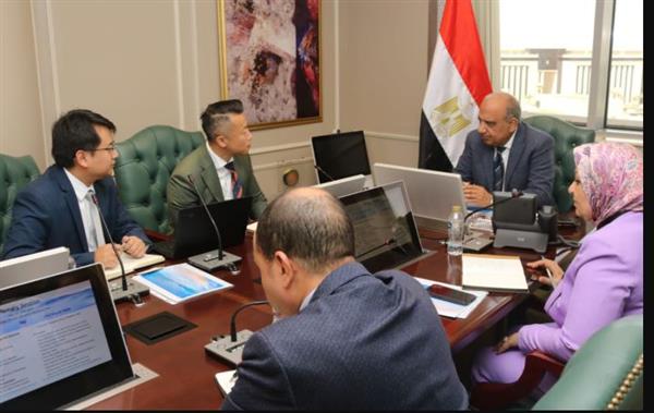 عصمت يبحث مع مسئولي شركة ستيت جريد  ‏" State Grid " الصينية سبل تعزيز الشراكة والتعاون
