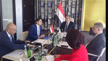   طلعت يبحث مع مسؤولي بنوك وشركات عالمية التعاون في التعهيد والتصنيع المحلى للهواتف