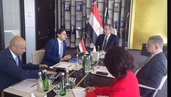 طلعت يبحث مع مسؤولي بنوك وشركات عالمية التعاون في التعهيد والتصنيع المحلى للهواتف