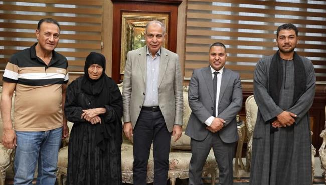 محافظ المنيا يستقبل سيدة مسنة لرغبتها بالتبرع بقطعة أرض لبناء مستشفى