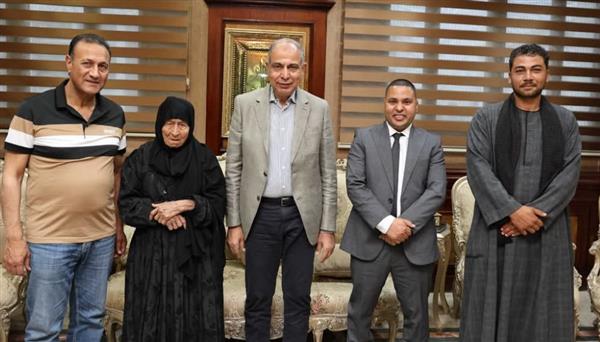 محافظ المنيا يستقبل سيدة مسنة لرغبتها بالتبرع بقطعة أرض لبناء مستشفى