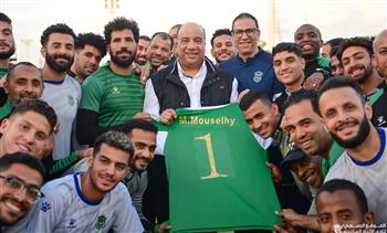   لاعبو الاتحاد السكندري يحتفلون بمصيلحي ويتعاهدون له بالفوز على طلائع الجيش