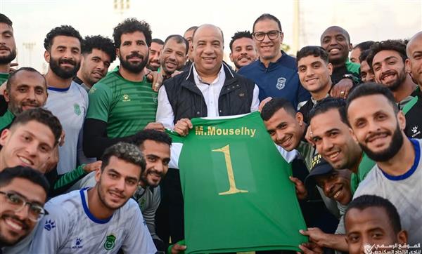 لاعبو الاتحاد السكندري يحتفلون بمصيلحي ويتعاهدون له بالفوز على طلائع الجيش