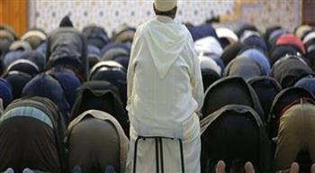   ما الوضع الصحيح للكرسي أثناء صلاة الجماعة.. وكيفية أدائها؟ 